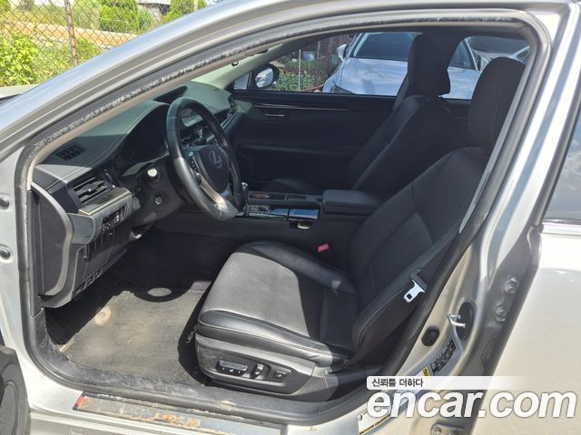Lexus ES — interior