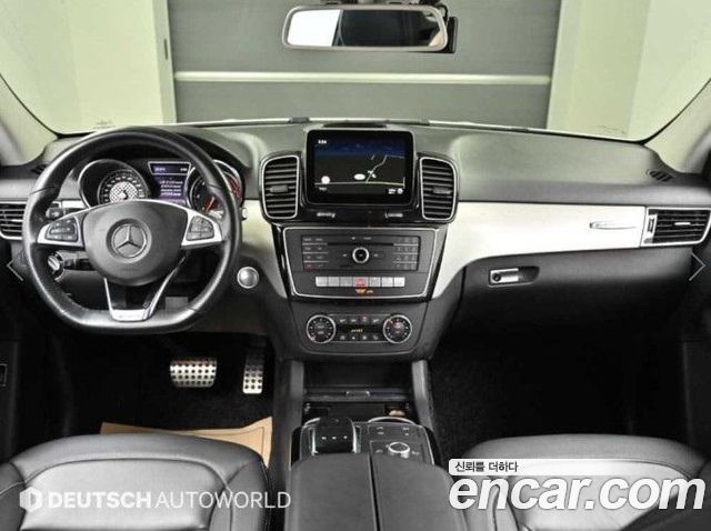 Mercedes-Benz GLE-Class — interior