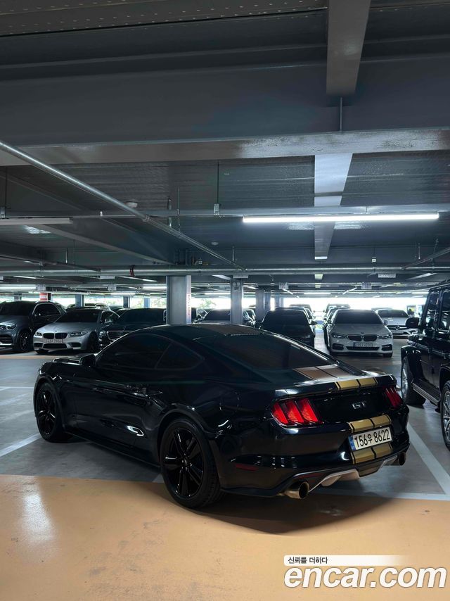 Ford Mustang — interior