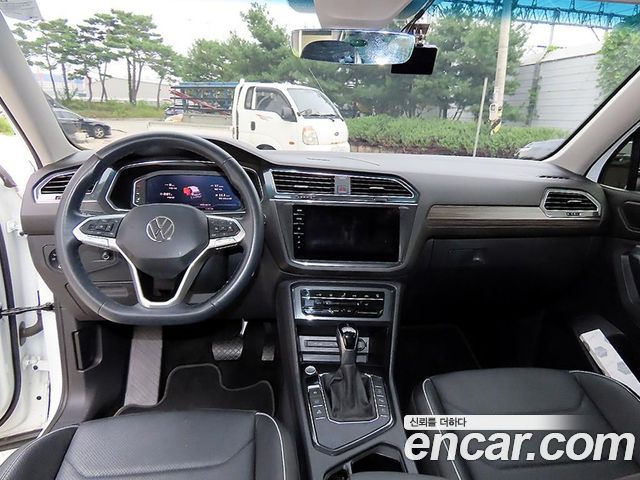 Volkswagen Tiguan — interior