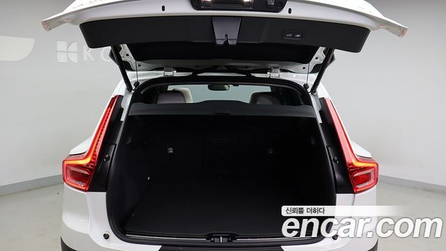 Volvo XC40 — interior