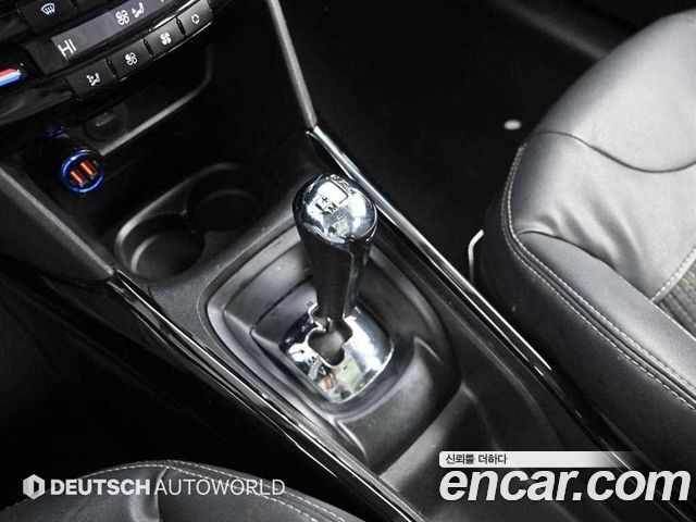 Peugeot 2008 — interior