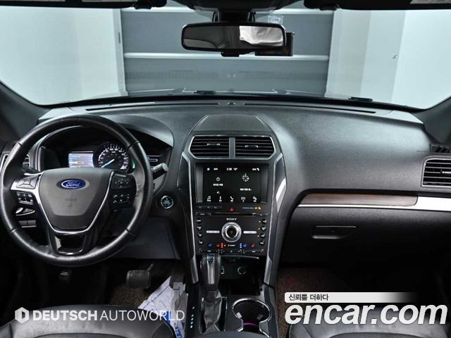 Ford Explorer — interior