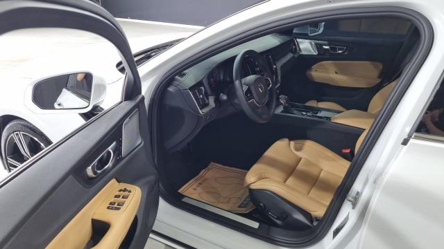 Volvo S60 — interior