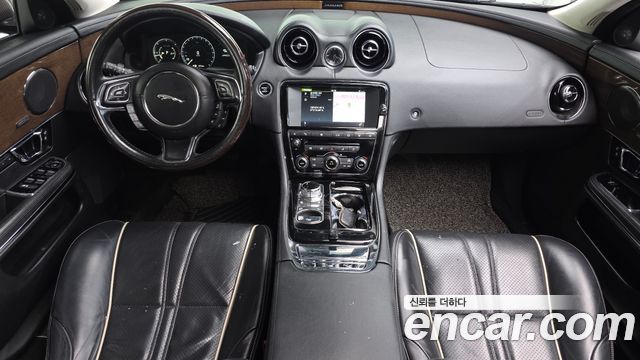 Jaguar XJ — interior