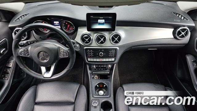 Mercedes-Benz GLA-Class — interior