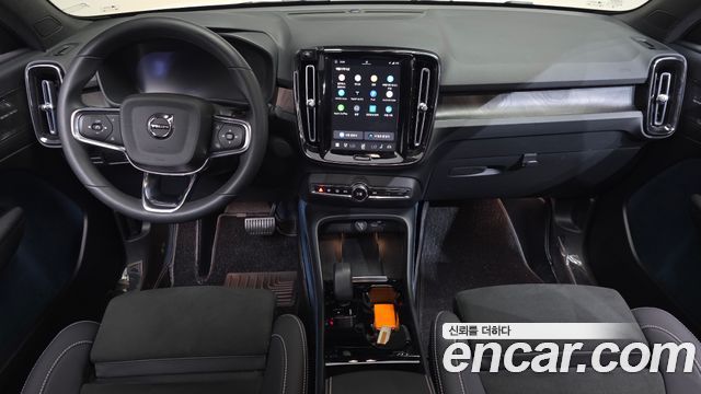 Volvo C40 — interior