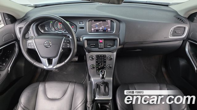 Volvo V40 — interior