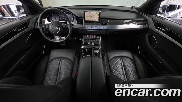 Audi S8 — interior