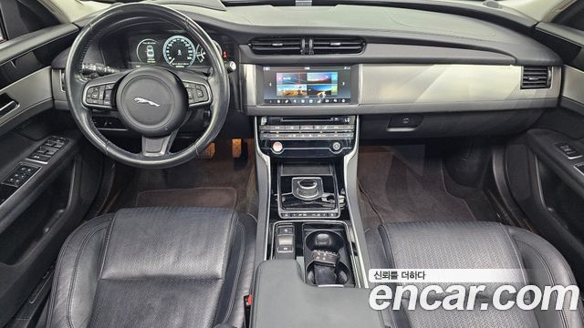 Jaguar XF — interior