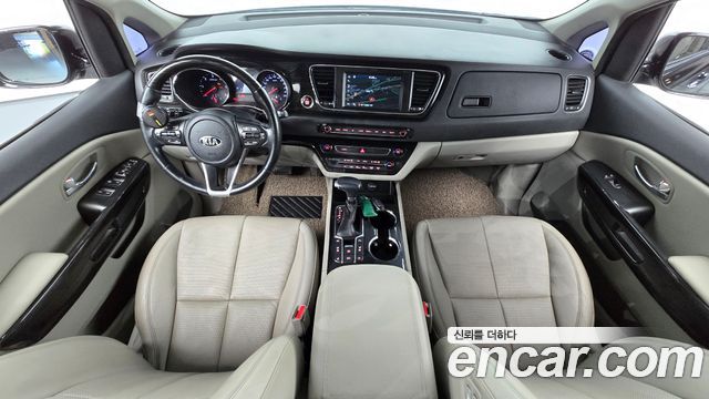 Kia Carnival — interior