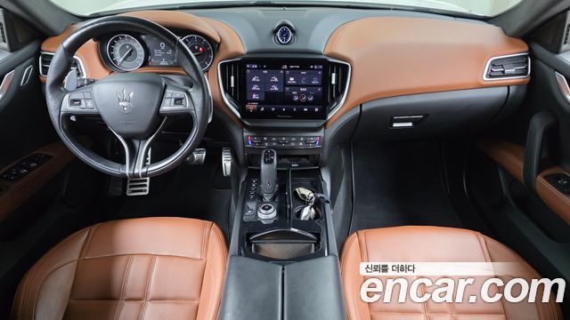 Maserati Ghibli — interior