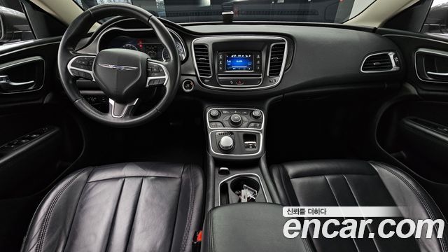 Chrysler 200 — interior