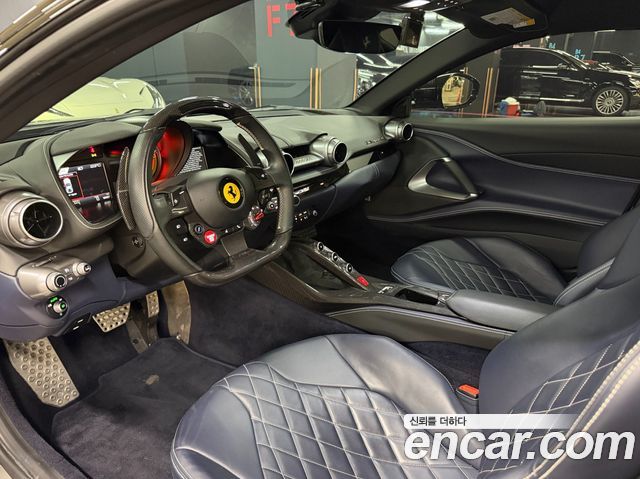 Ferrari 812 — interior