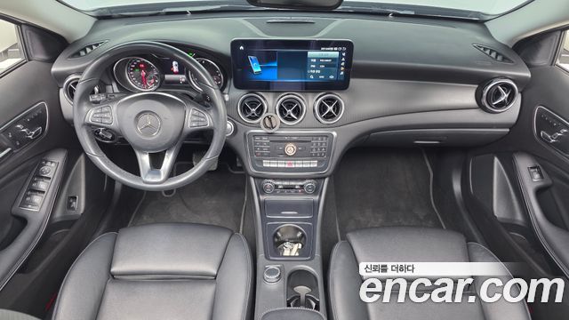 Mercedes-Benz GLA-Class — interior