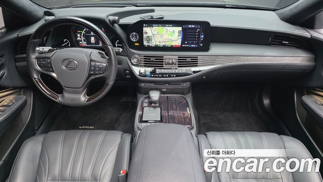 Lexus LS — interior