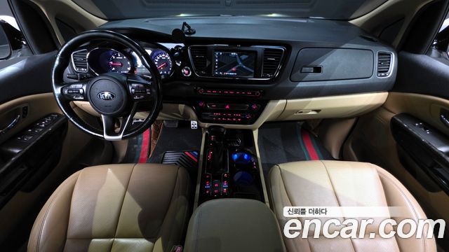 Kia Carnival — interior