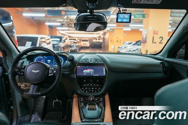 Aston Martin DBX — interior
