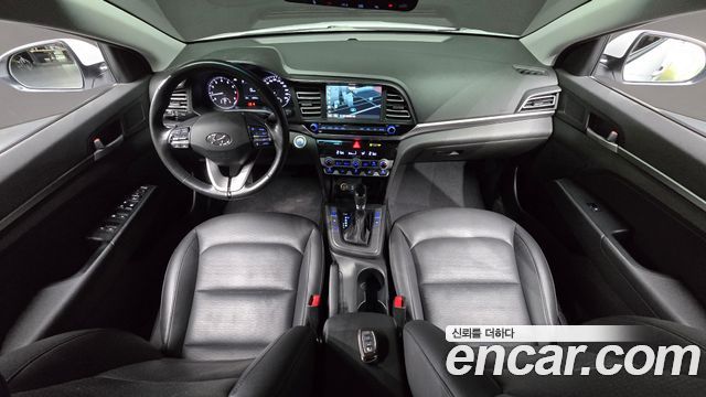 Hyundai Avante — interior