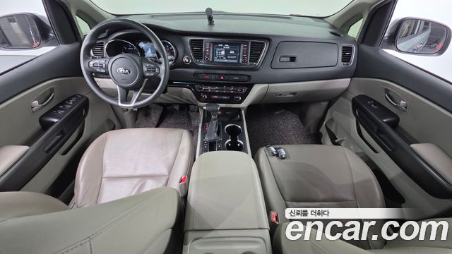 Kia Carnival — interior