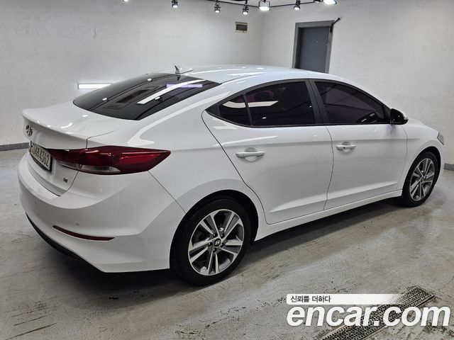 Hyundai Avante — interior