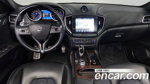 Maserati Ghibli — interior
