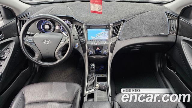 Hyundai Sonata — interior