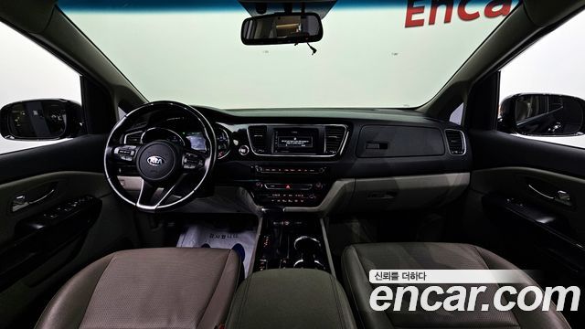 Kia Carnival — interior
