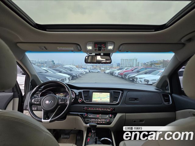 Kia Carnival — interior