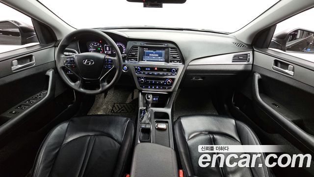 Hyundai Sonata — interior