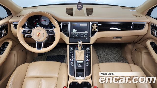 Porsche Macan — interior