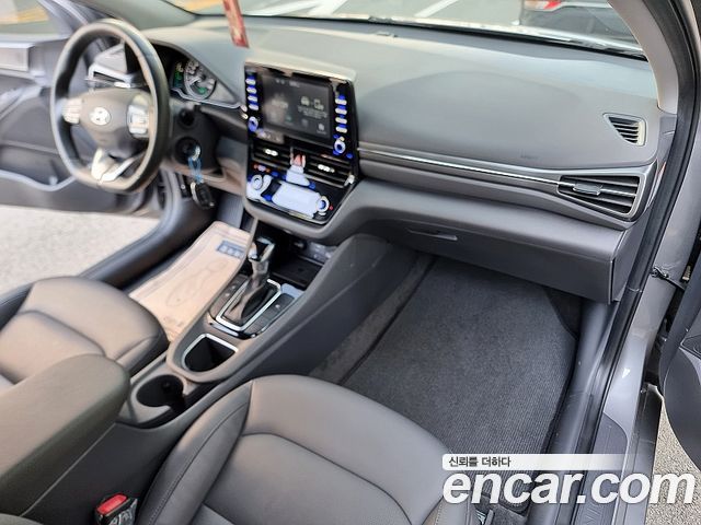 Hyundai Ioniq — interior