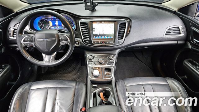 Chrysler 200 — interior