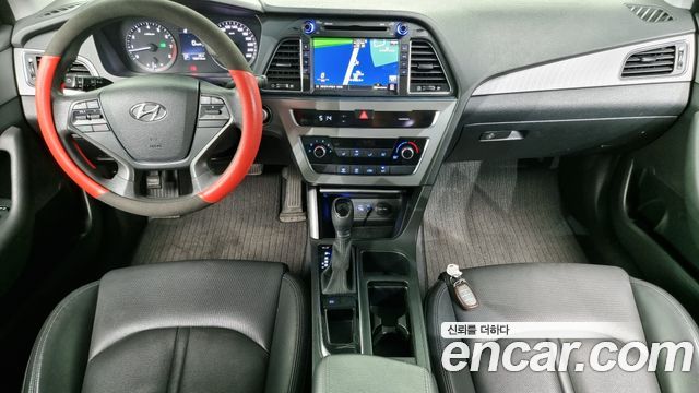 Hyundai Sonata — interior