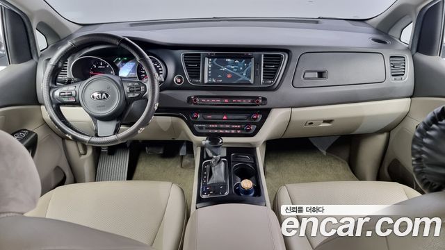 Kia Carnival — interior