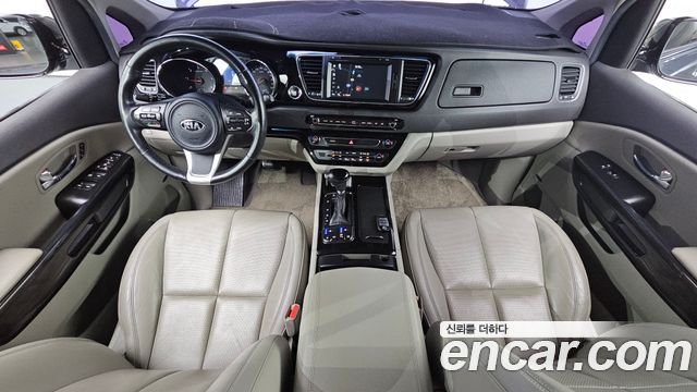 Kia Carnival — interior