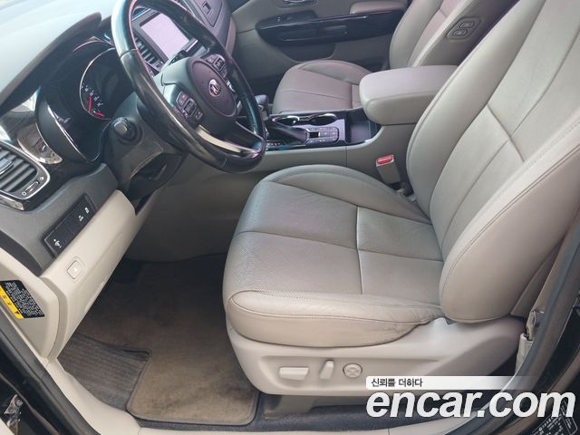 Kia Carnival — interior