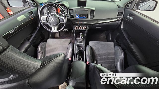 Mitsubishi Lancer Evolution — interior