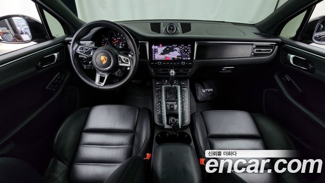 Porsche Macan — interior