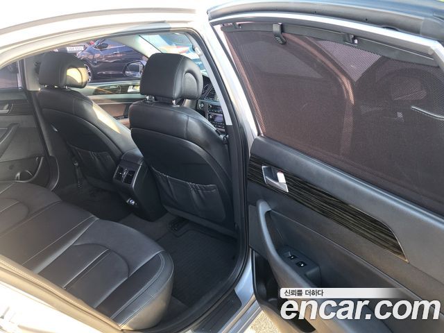 Hyundai Sonata — interior