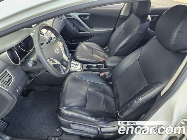 Hyundai Avante — interior