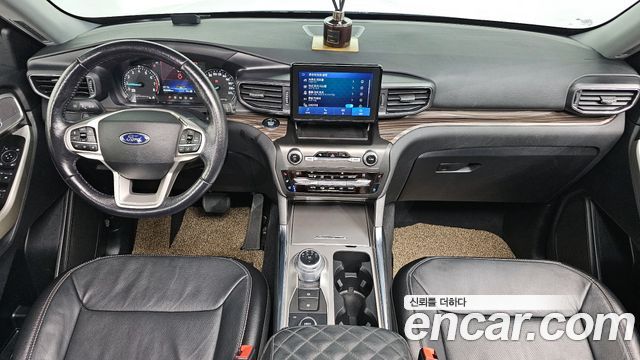 Ford Explorer — interior