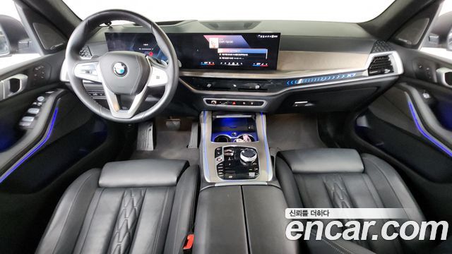 BMW X7 — interior