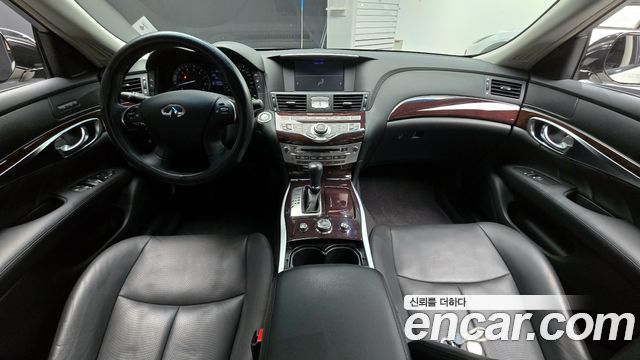 Infiniti Q70 — interior