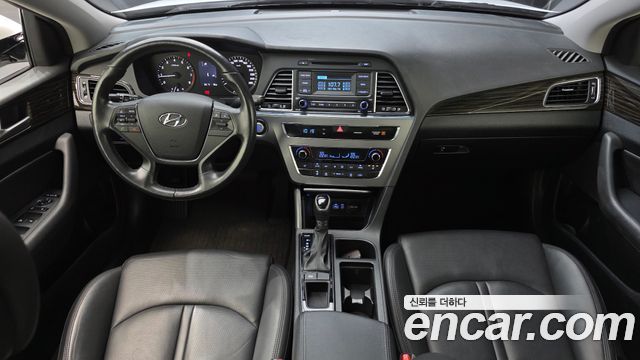 Hyundai Sonata — interior