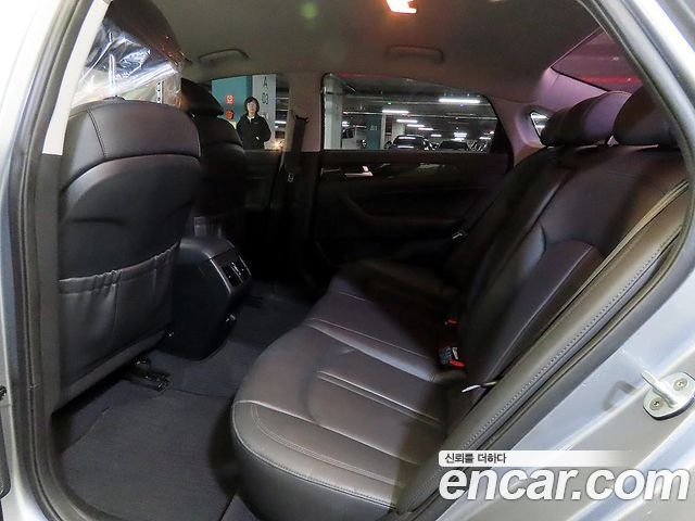 Hyundai Sonata — interior