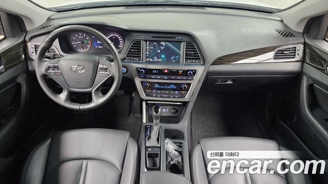 Hyundai Sonata — interior