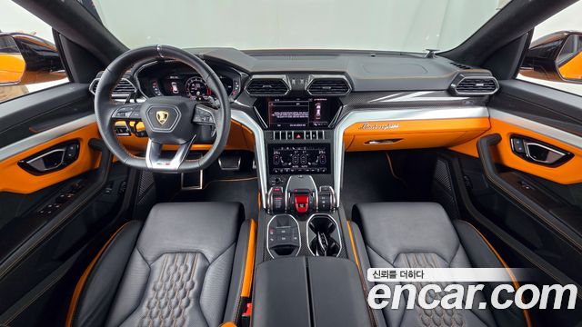 Lamborghini Urus — interior