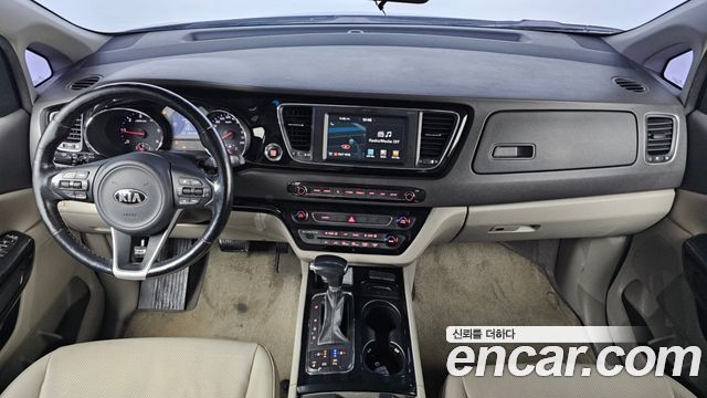 Kia Carnival — interior