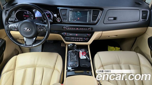Kia Carnival — interior